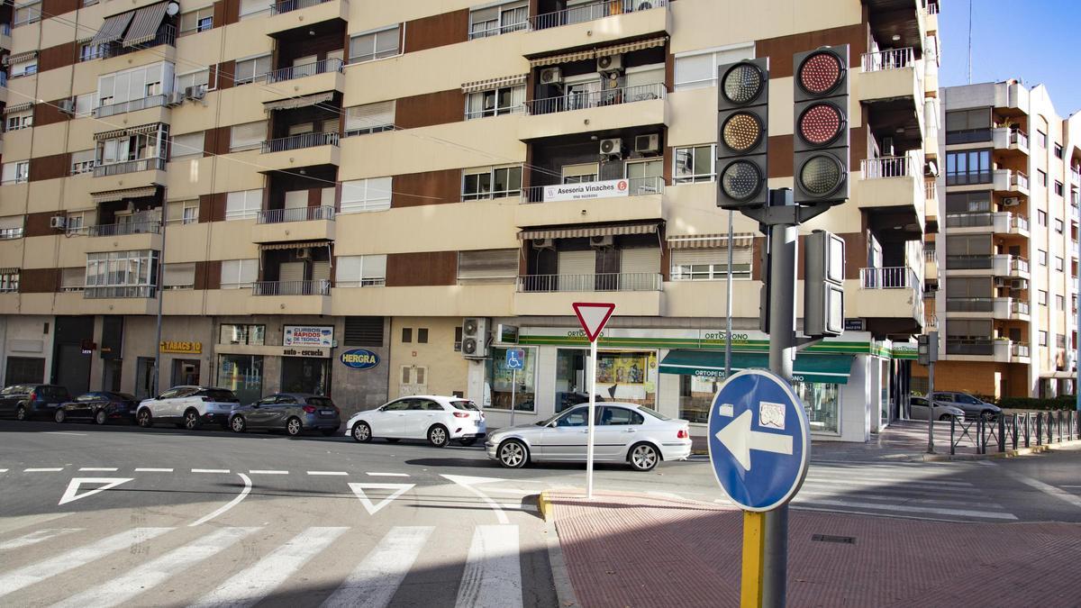 Semáforos averiados en el cruce entre Acadèmic Maravall y Maulets.