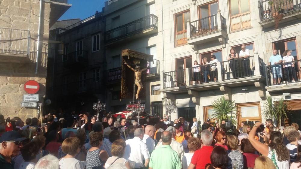 La imagen del Cristo de la Victoria llega a O Berbés.