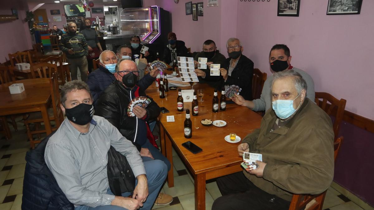 Foto de familia de algunos de los miembros de la peña Rincón Taurino de l&#039;Alcora.