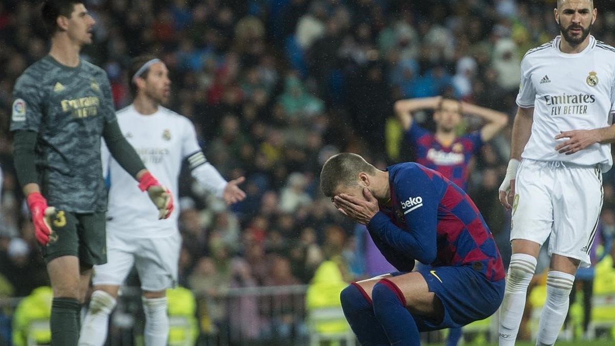 Piqué se lamenta tras el cabezazo que tuvo en los instantes finales para empatar en el Bernabéu.
