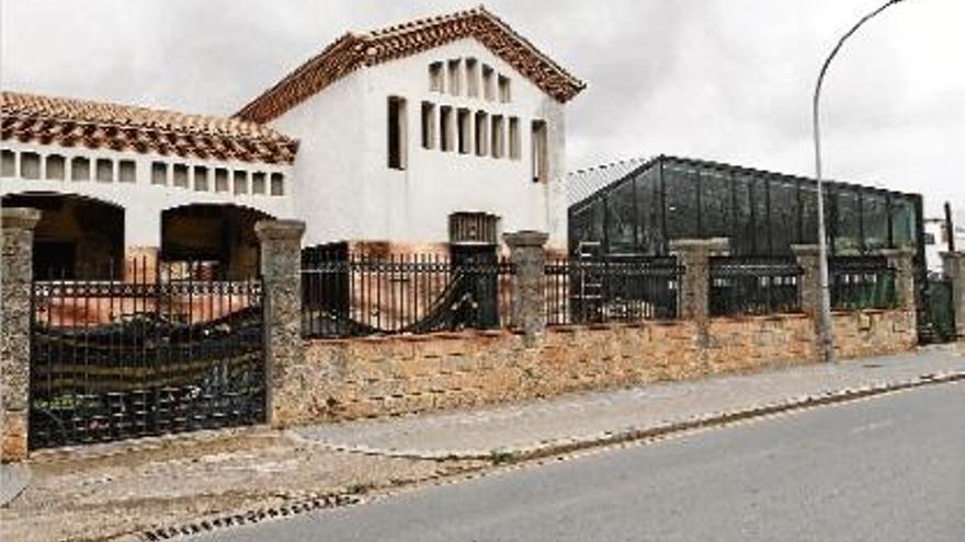 Part de l&#039;antic escorxador, amb la Biblioteca Comarcal al costat.