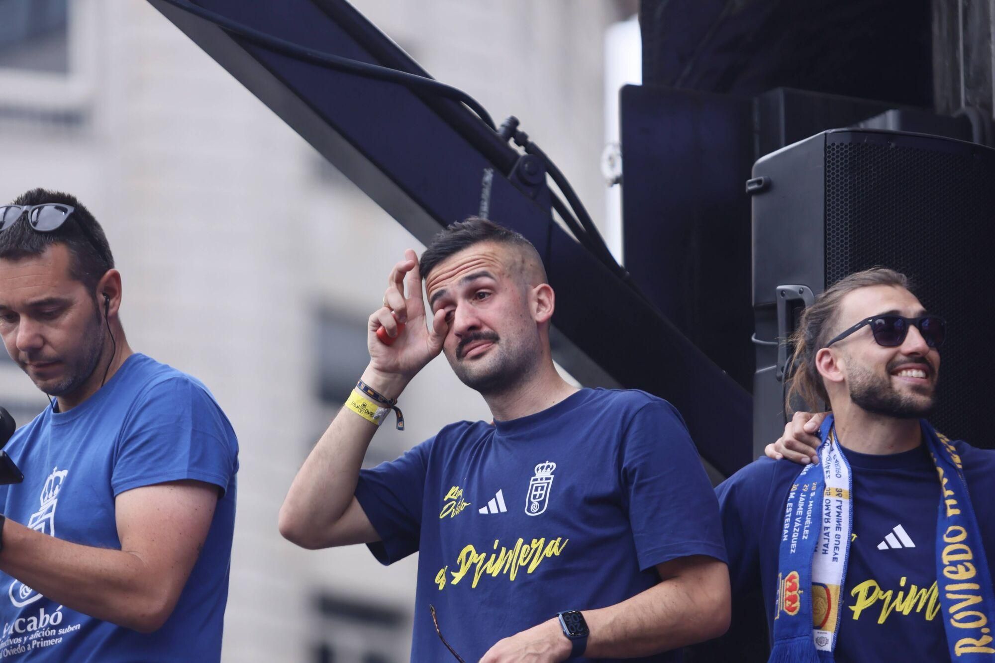Locura azul en las calles de Oviedo para celebrar el ascenso del equipo a Primera División