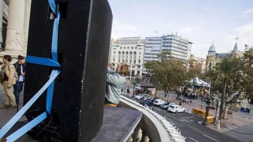 Los preparativos para la gran fiesta de la noche de mañana ya han empezado en la plaza y en el balcón consistorial.