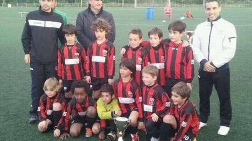 Los prebenjamines de la EF Lalín tras ganar en Cabo de Cruz.