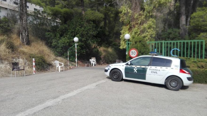 Vehículo del Instituto Armado en la puerta del establecimiento del Noroeste.