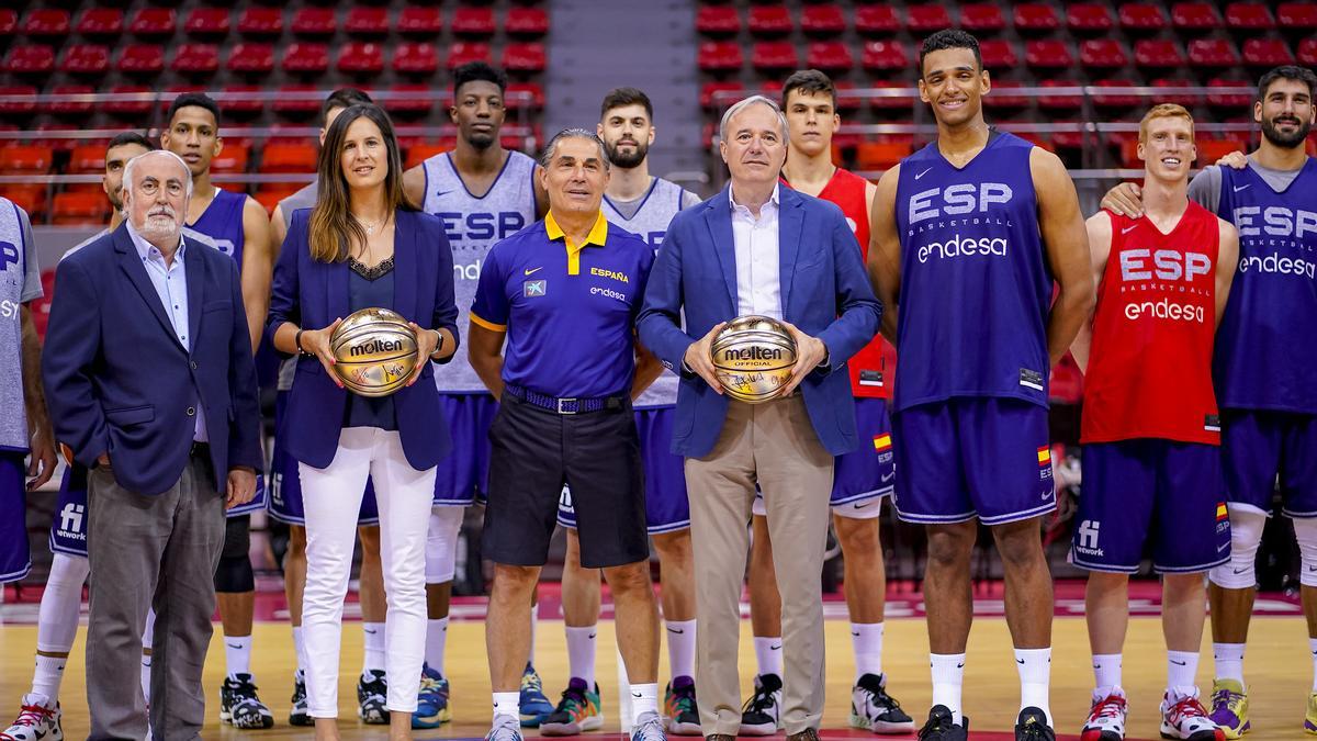 De izquierda a derecha. El Presidente de la FAB y Vicepresidente de la FEB, José Miguel Sierra, Cristina García, concejala de Deportes de Zaragoza y Jorge Azcón, alcalde de Zaragoza posando con la selección española de baloncesto