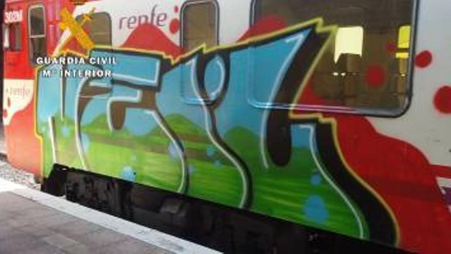 Tres graffiteros detenidos por realizar pintadas en trenes de Castellón