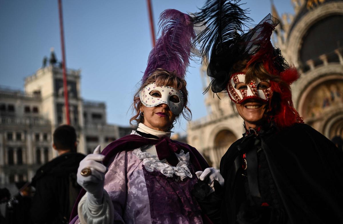 Trajes tradicionales desfilan durante el carnaval de Venecia