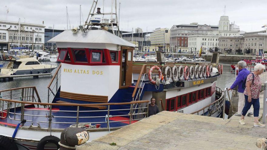 El barco ‘Rías Altas Dos’ ya cruza la ría hacia Oleiros | CASTELEIRO/ROLLER AGENCIA