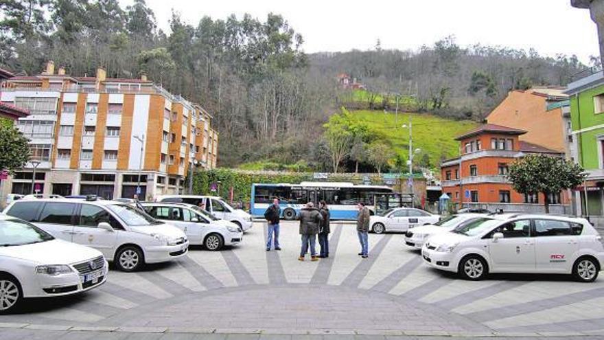 El Ayuntamiento  de Mieres realiza una revisión a todos los taxis  del concejo