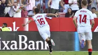 Un gol de Navas da la primera victoria a un Sevilla que sufrió con diez en el campo