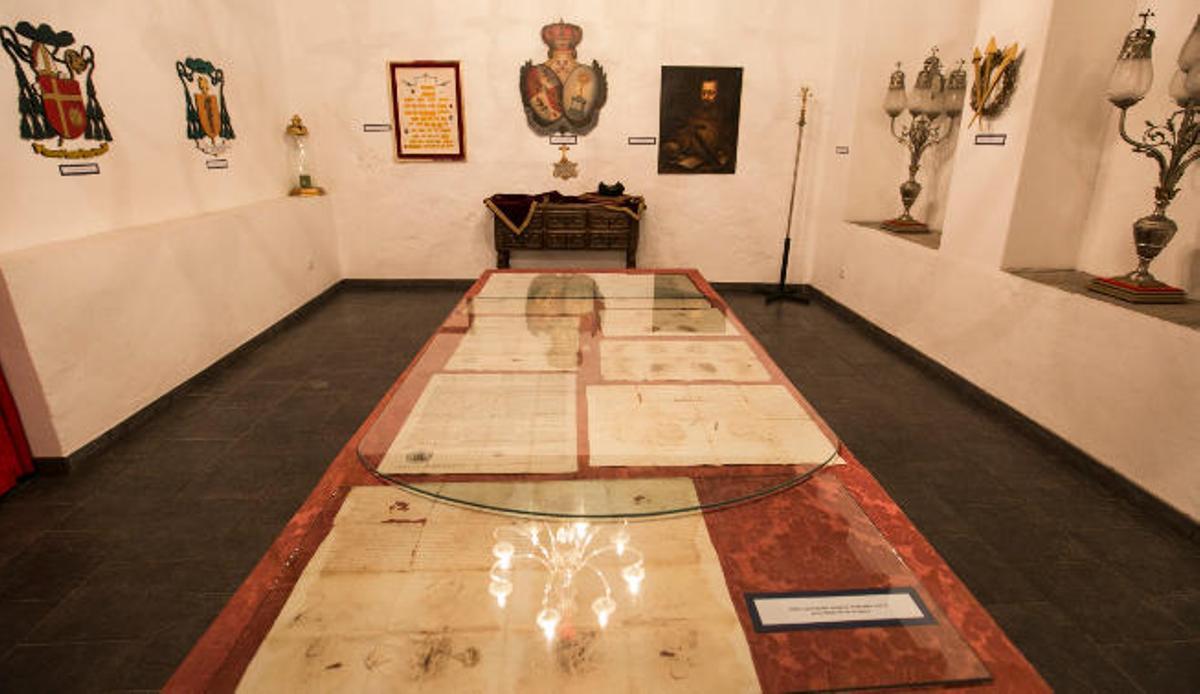 Imagen de la exposición sobre escudos e insignias de los obispos de la Diócesis de Canarias y cofradías, ayer, en la sede de la Unión.