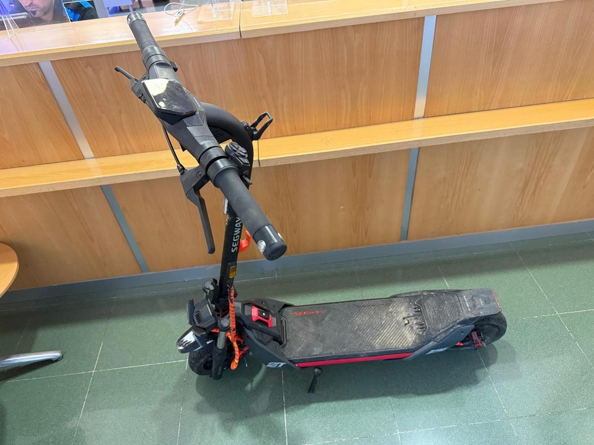 El patinete eléctrico en el que circulaba por Bertamiráns el detenido portando una motosierra