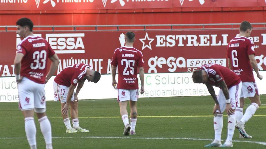 Al Real Murcia se le ven todas las costuras ante los diez primeros