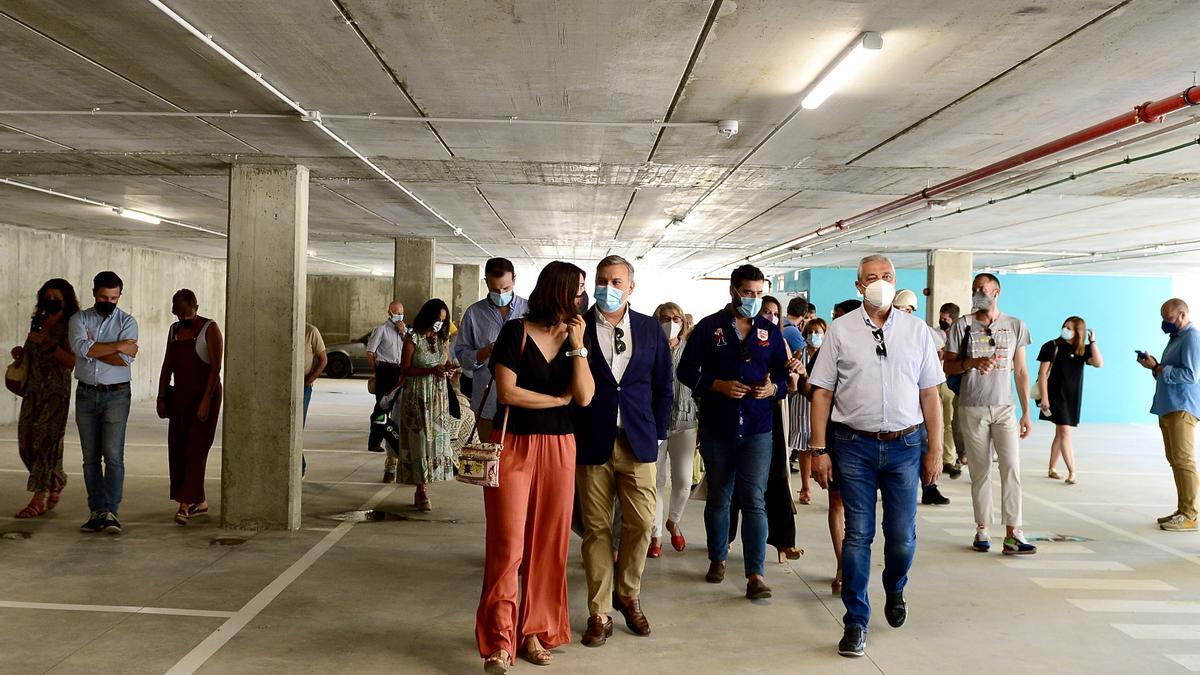 El alcalde junto al presidente de la Diputación de Cáceres ayer en el parking.