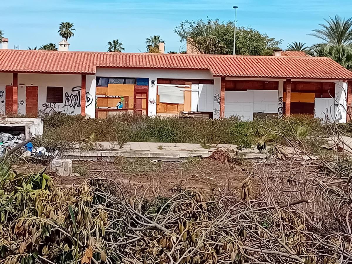 Trabajos de limpieza en una parcela de uso hotelero en La Veleta de Torrevieja