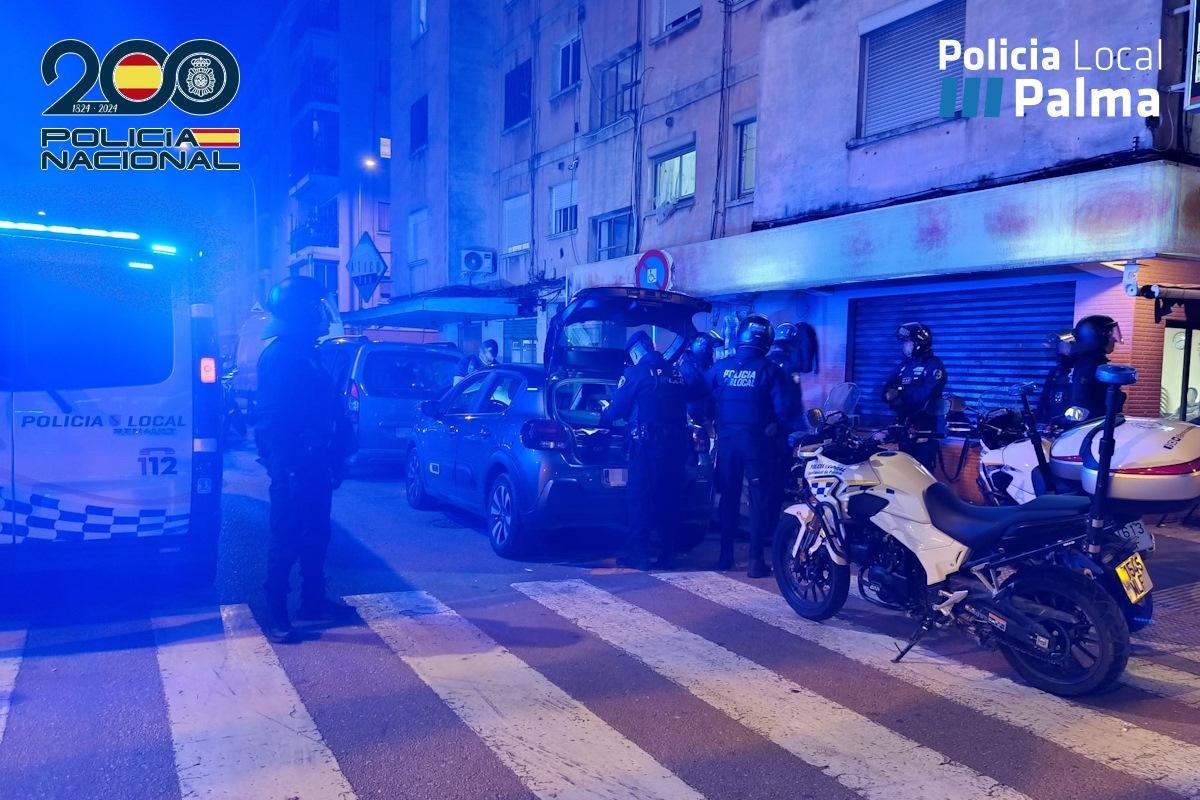 Agentes de la Policía examinan el interior de un coche.