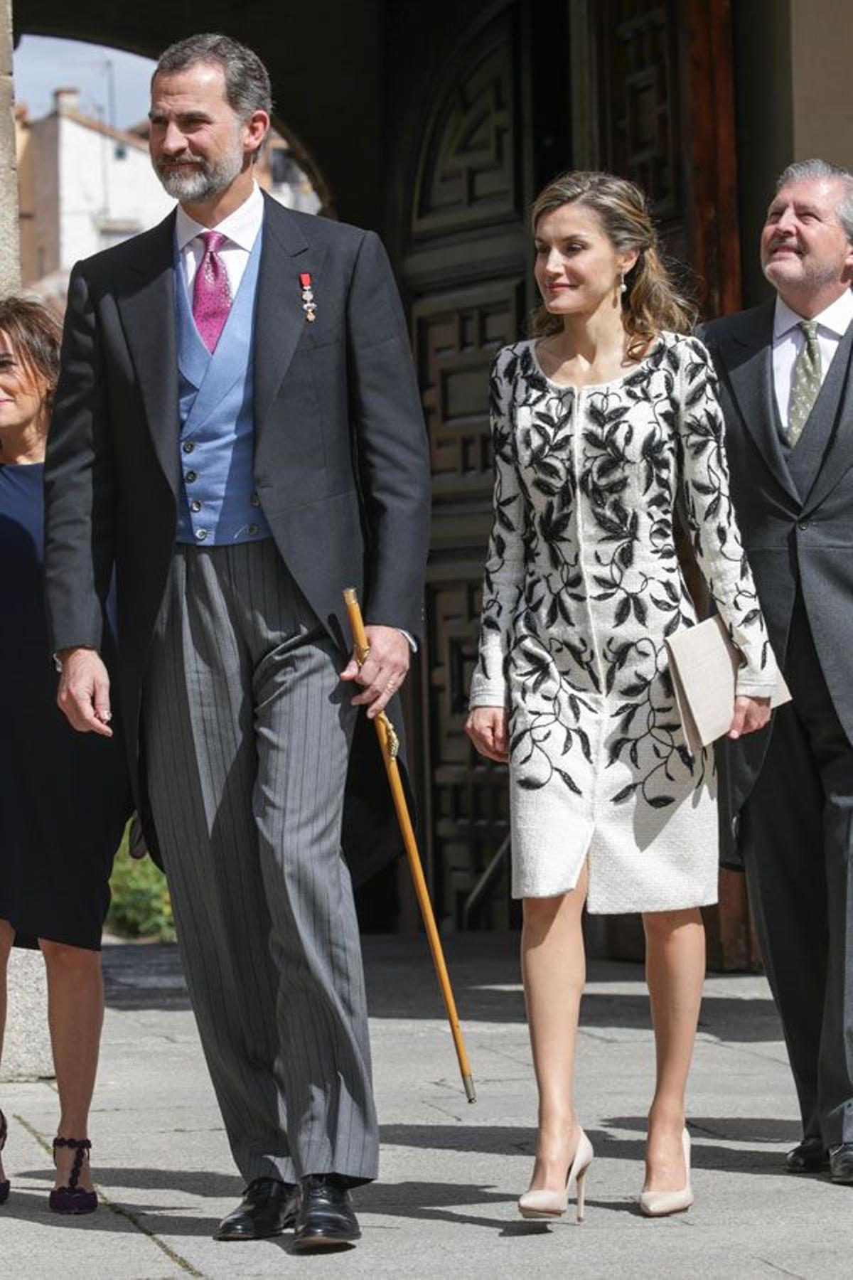 El look de Letizia Ortiz con vestido bordado de Felipe Varela junto a Felipe VI