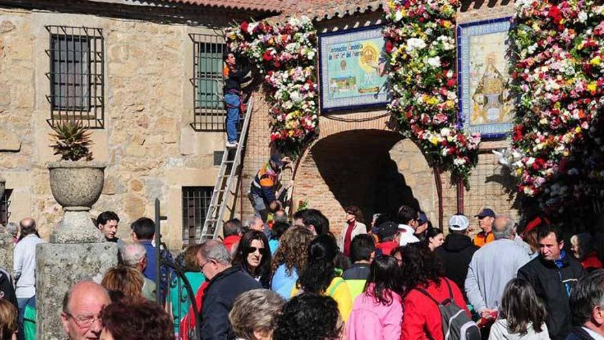 Los devotos arropan a la Virgen de Plasencia con flores y alimentos