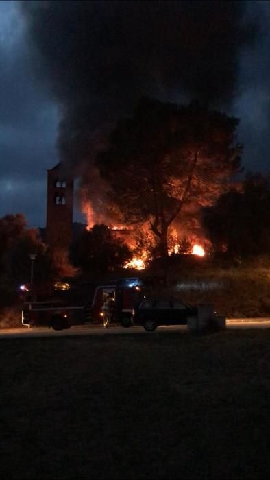 Foc en un cobert de Llorà