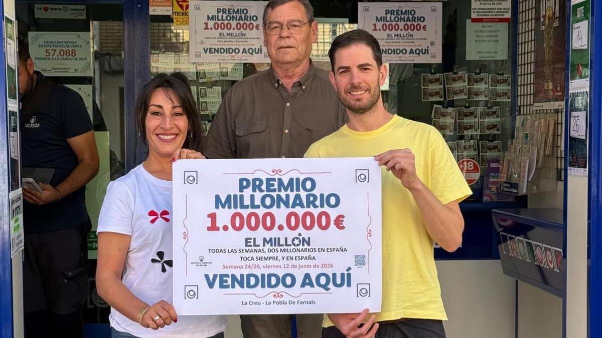 Los loteros, con el cartel del premio