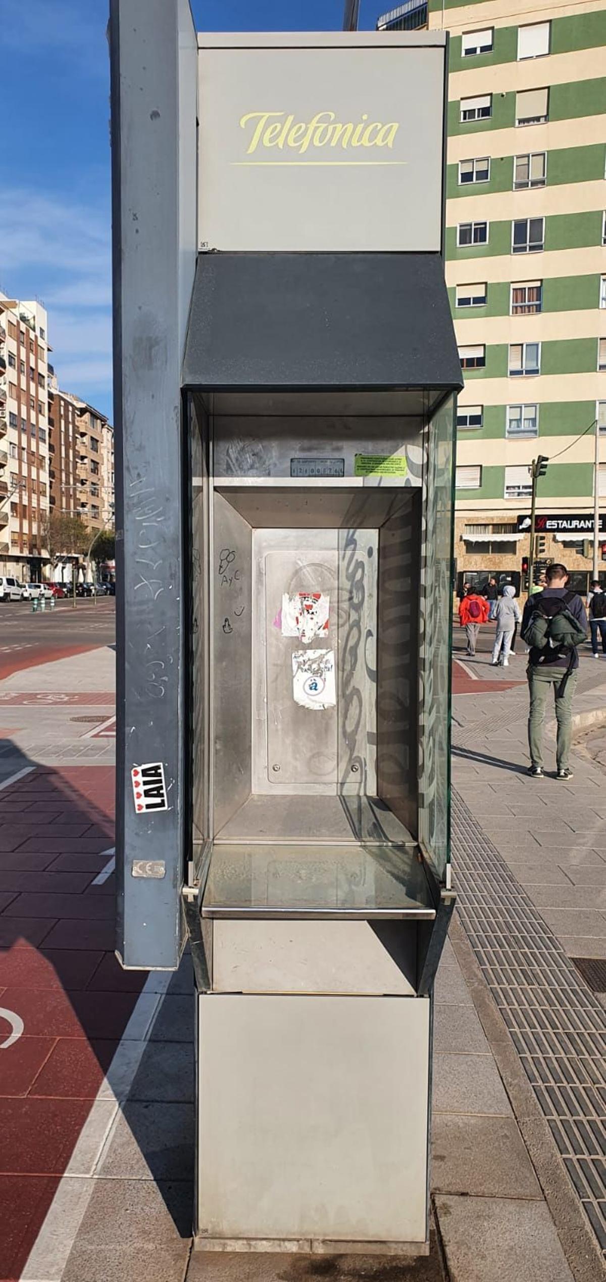Cabina frente a la Estación de Renfe de Castelló (2022).