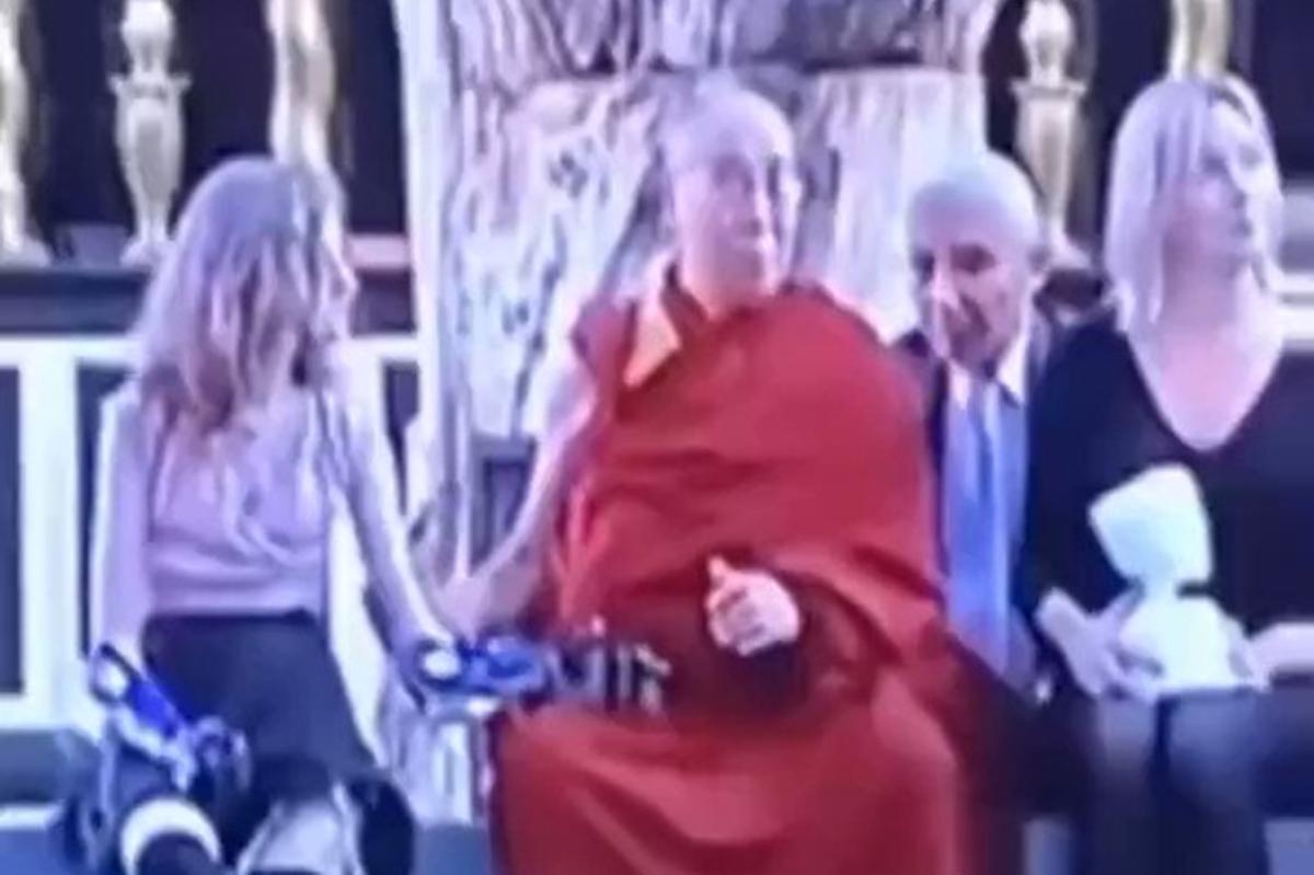 Un altre vídeo mostra el Dalai-lama acariciant una nena