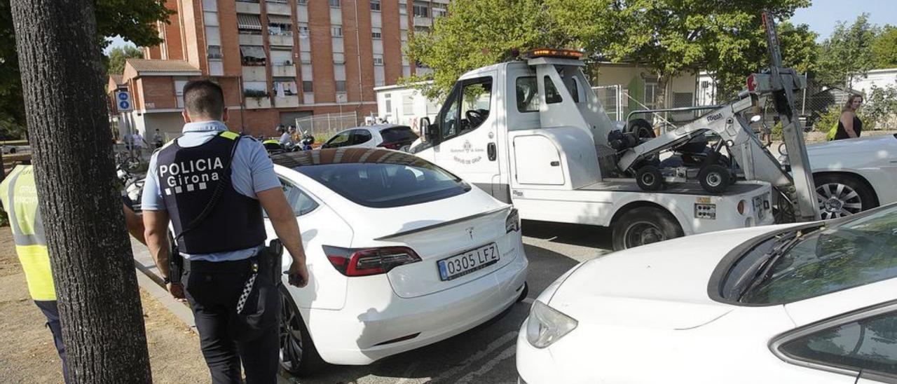 La grua emportant-se un cotxe just abans de la final.  | MARC MARTÍ