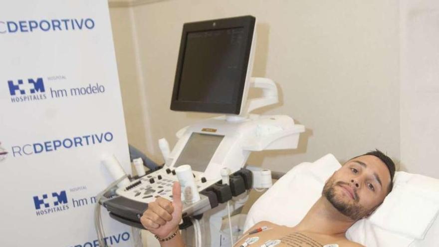 El internacional rumano Florin Andone, ayer en el Hospital Modelo, durante el reconocimiento médico.