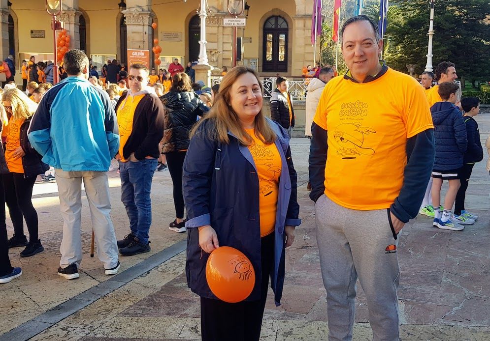 Una marea naranja de solidaridad inunda Villaviciosa: así fue la carrera de Galván