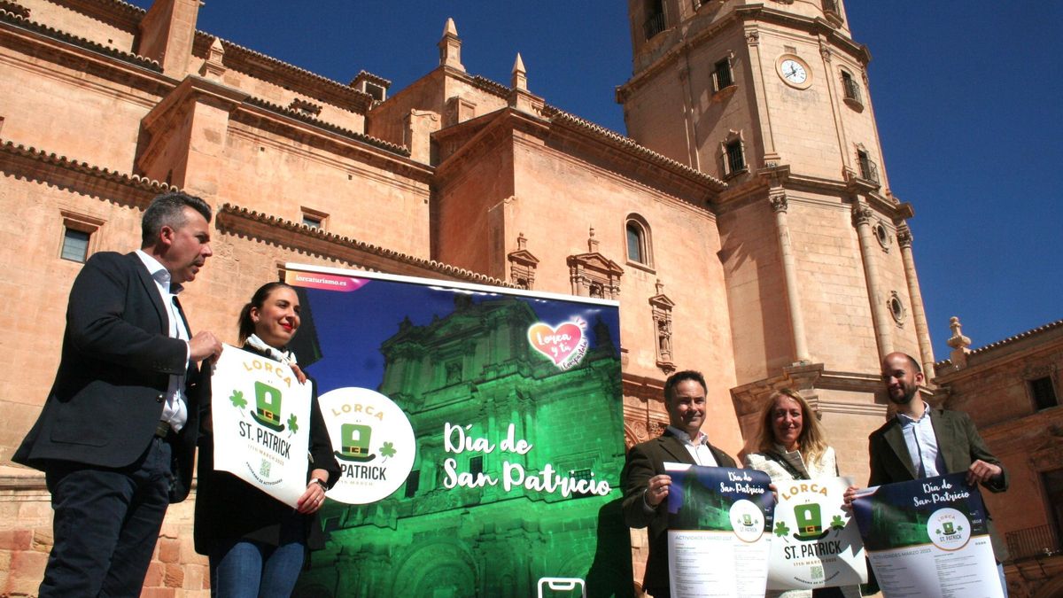 Antonio Martínez, Ana Isabel Sánchez, Pedro Javier López, María Ángeles Mazuecos y José Ángel Ponce, durante la presentación de los actos conmemorativos de la festividad de San Patricio, este miércoles, en la Plaza de España.