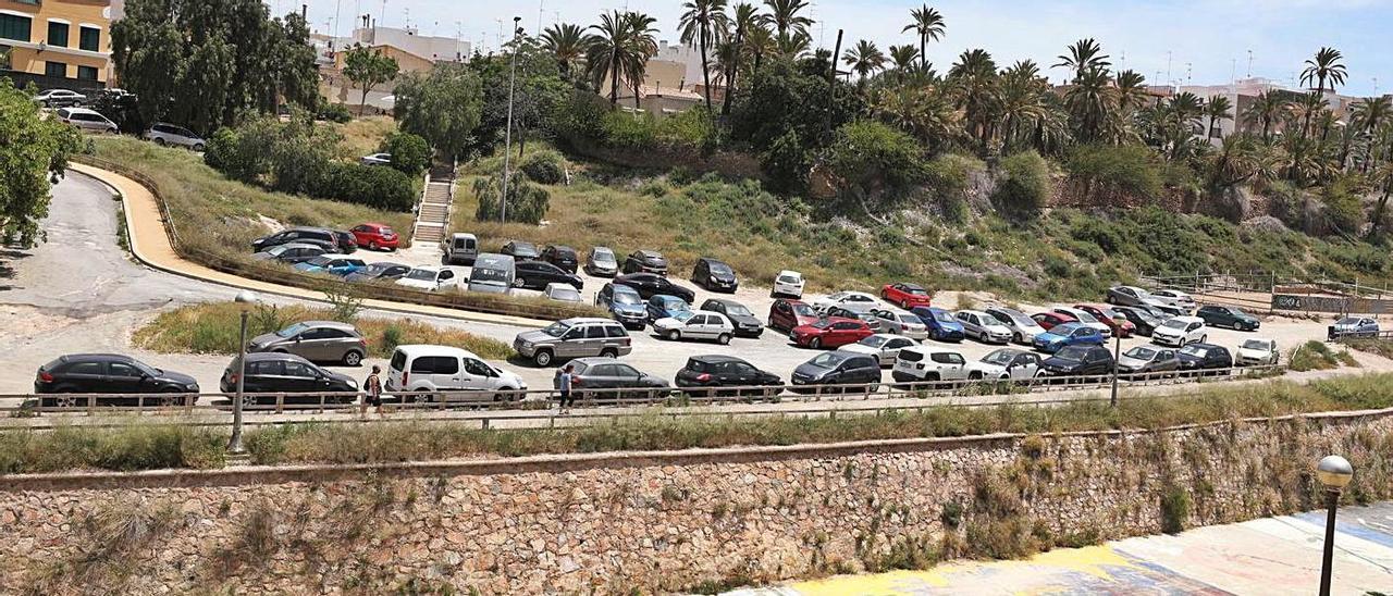 Coches aparcados en los márgenes de la ladera del río a la altura de El Raval.  | ANTONIO AMORÓS