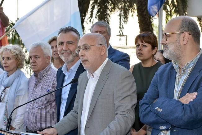 Las Palmas de Gran Canaria 21 Octubre 2016. El presidente del Cabildo, Antonio Morales, leyó un manifiesto en homanaje a.La bandera canaria con siete estrellas verdes que fue izada por primera vez en Gran Canaria en 1961 y causó una gran acogida entre la población, que pronto la asumió como propia como expresión de un sentimiento de identidad y sin ligarla a la reivindicación política con la que había nacido más de medio siglo antes.