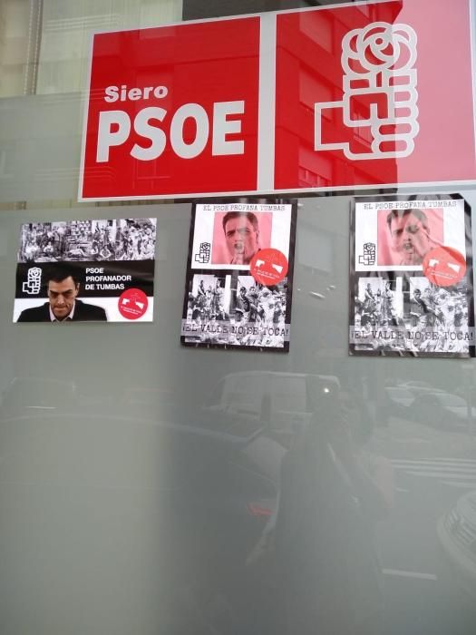 Pegatinas franquistas en las sedes del PSOE