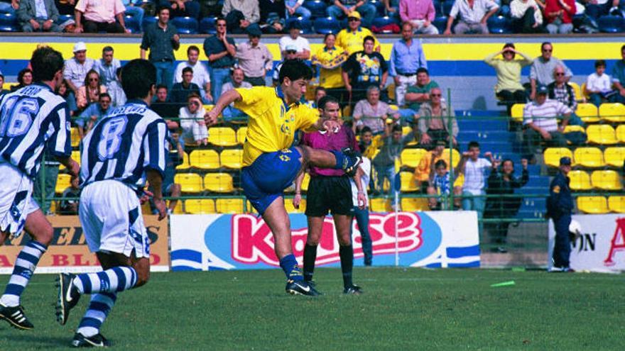 El &#039;Turu&#039; Flores dispara en un partido contra el Alavés en el Estadio Insular.