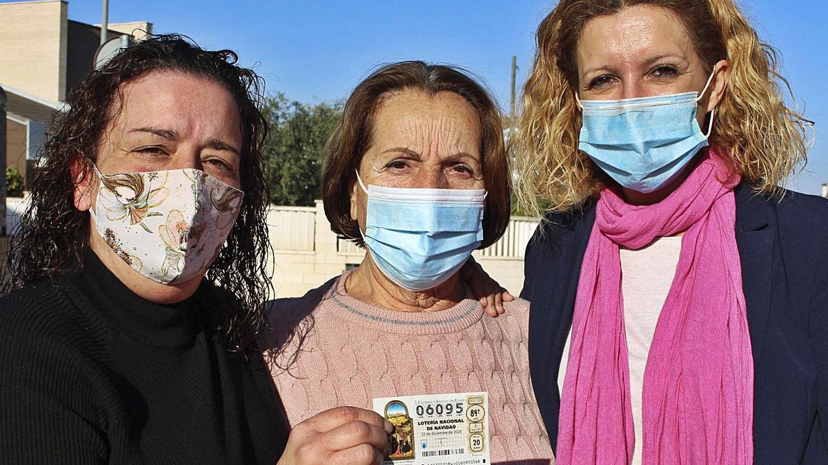 Beatriz, a la izquierda, muestra el décimo del segundo premio junto a sus familiares.  | LEVANTE-EMV