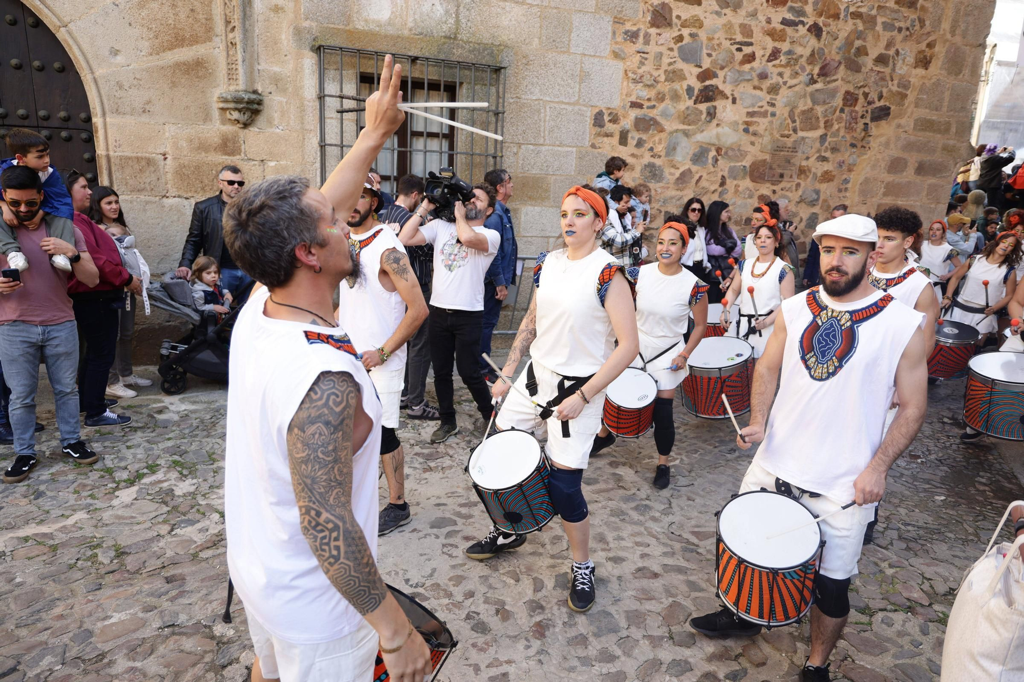 Las imágenes de este domingo de Womad en Cáceres: el pasacalles pone el broche final