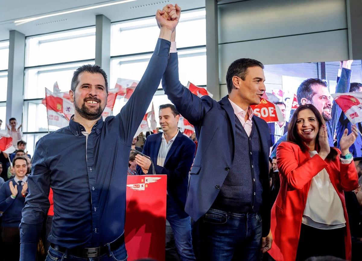 GRAF8146. BURGOS, 13/01/2019.- El presidente del Gobierno y secretario general del PSOE, Pedro Sánchez (c); la secretaria general del PSOE de Burgos, Esther Peña y Luis Tudanca (i) durante la presentación de la candidatura de Tudanca a la Presidencia de la Junta de Castilla y León, hoy en Burgos. EFE/Santi Otero