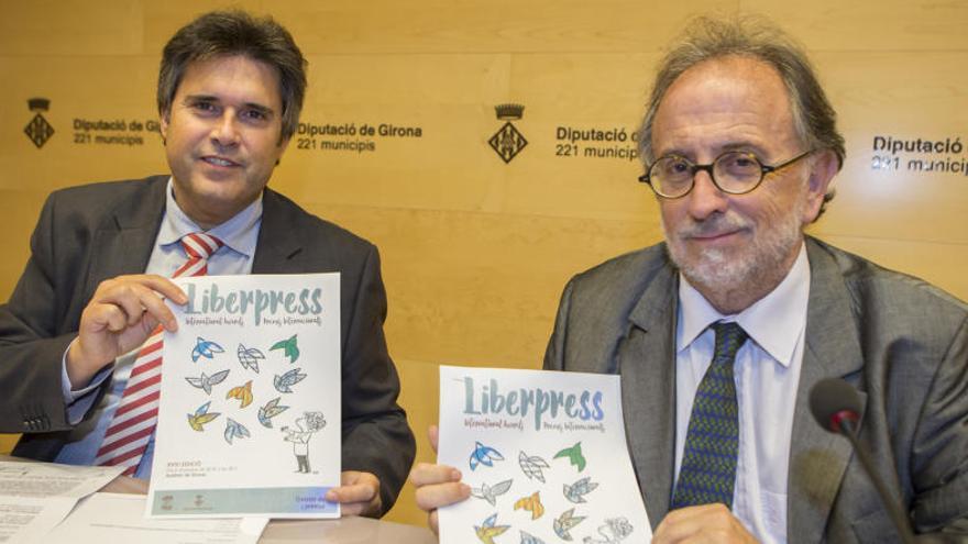 Pere Vila i Carles McCragh mostren el cartell de Liberpress 2016.