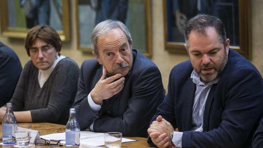 Wenceslao López, en el centro, entre Ana Rivas y el presidente de la Cámara, Carlos Paniceres.