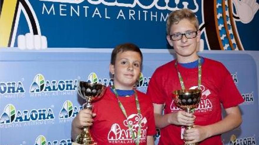 Los niños Félix Marco, a la izquierda, y Manuel Serra, derecha, tras recibir sus trofeos en Madrid.