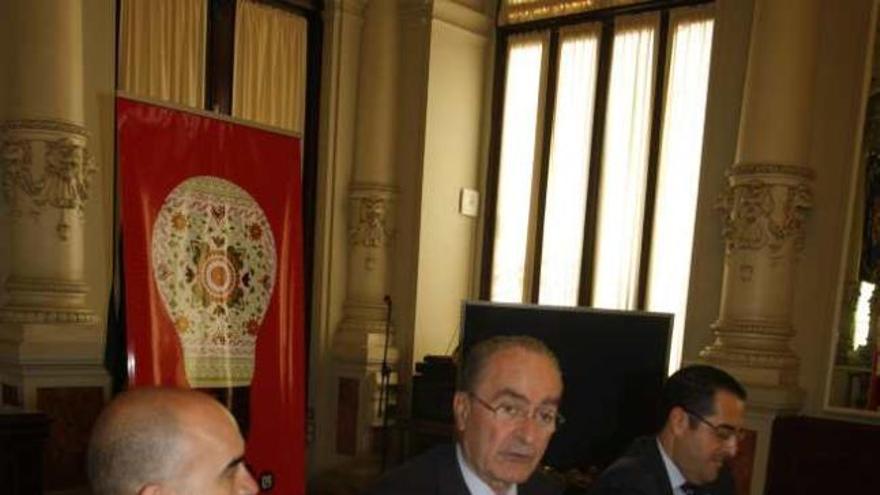 El director del Instituto Cervantes de Tánger, José Manuel Toledo, junto a Francisco de la Torre y Miguel Briones.