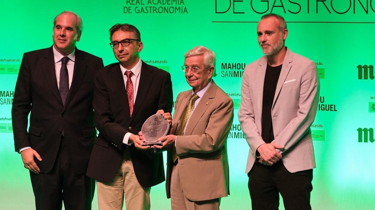 El catedrático José López Miranda, segundo por la izquierda, durante la recogida del premio.