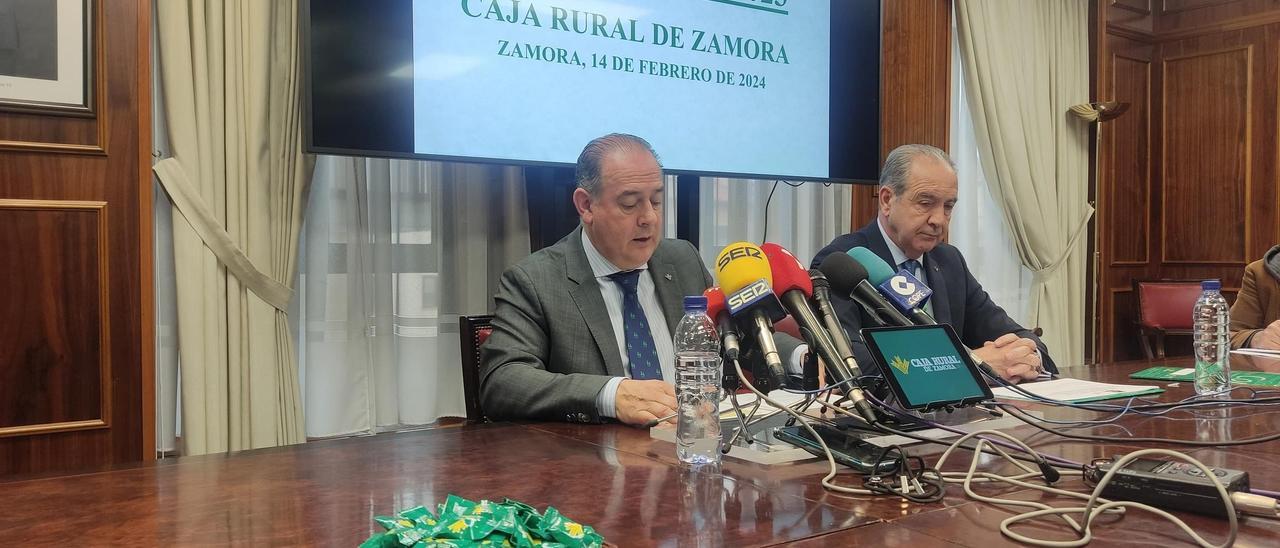 El presidente y el director de Caja Rural de Zamora, en la presentación del balance anual.
