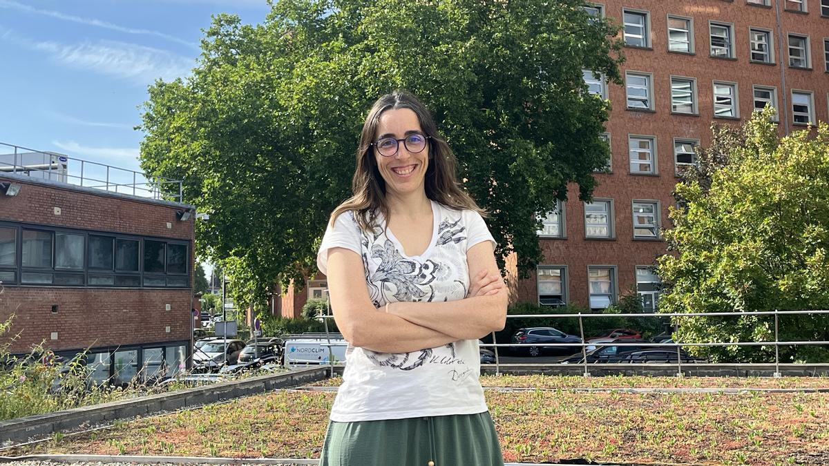 Inés Martínez, en el campus del Hospital de Lille, ante el edificio que acoge la Unidad de Neurociencia y Cognición del Inserm en la que trabaja
