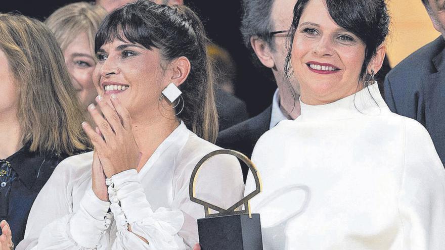 Janet Novás e Jaione Camborda (d.), coa Concha de Oro en Donosti este ano. | // EFE