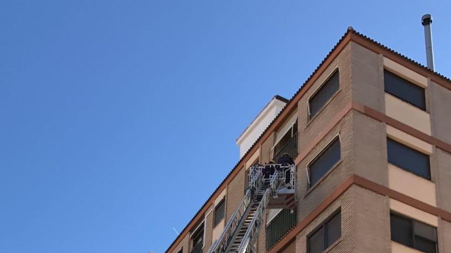 Momento en el que los bomberos acceden a la casa con la autoescalera