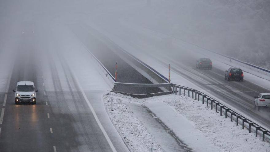 La nieve y el hielo dificultan la circulación en varias carreteras de la región