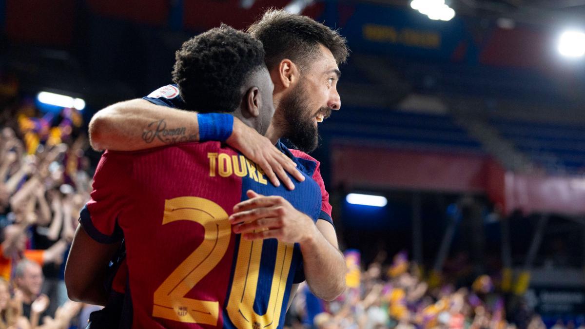 Eric Martel celebra un gol con Touré