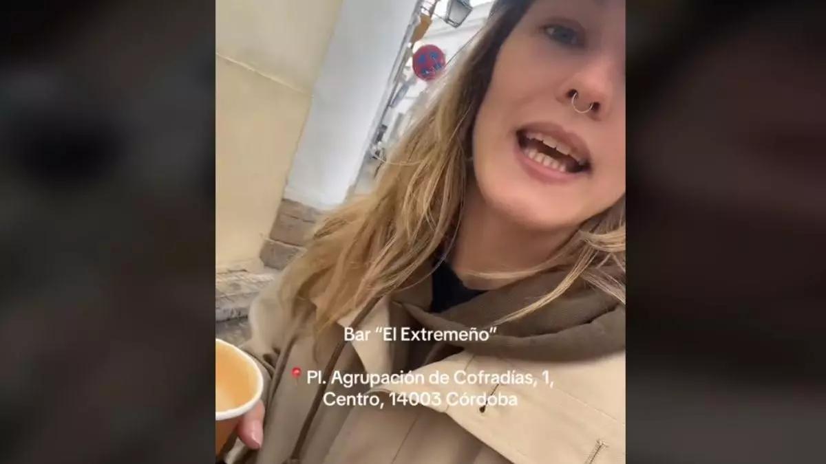 La clienta en el vídeo que publicó en TikTok
